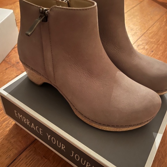 NEW w/box taupe Dansko boots size 38 - Picture 2 of 5